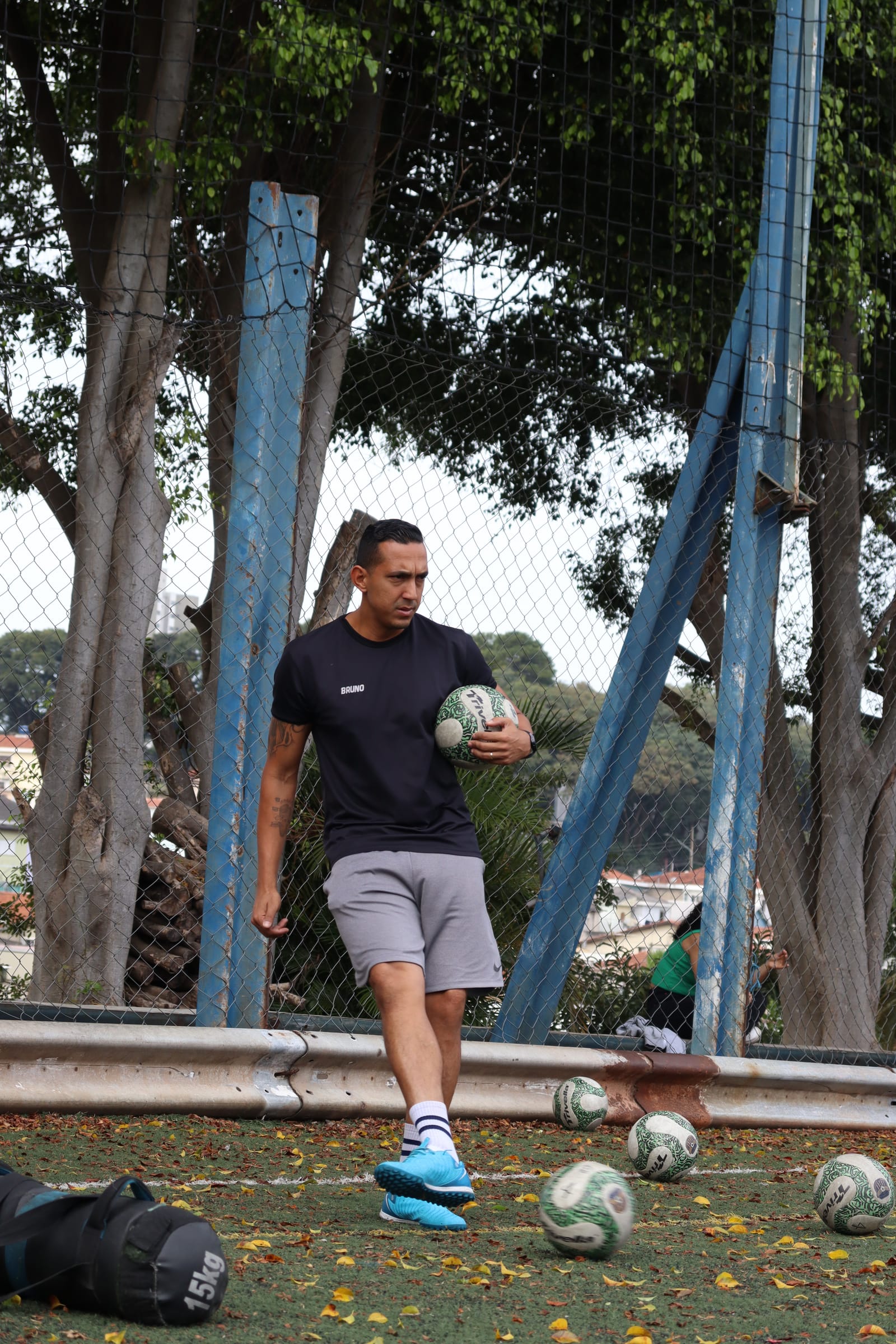 Professor Bruno orientando alunos durante treino