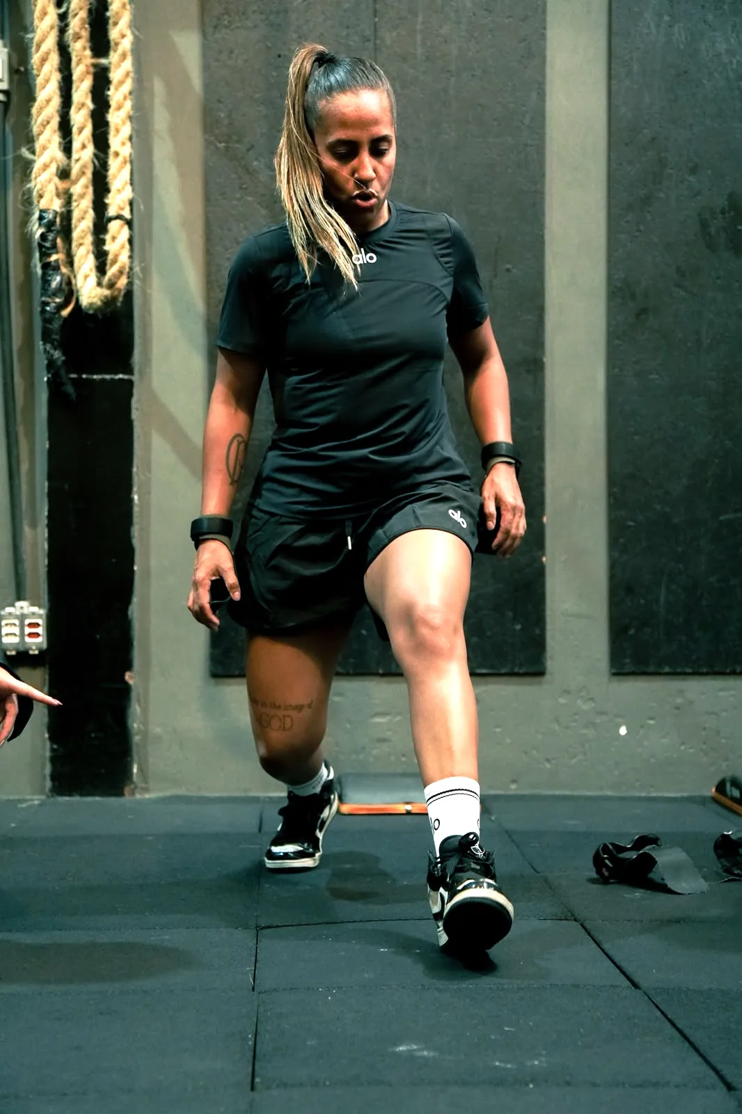 Thais Garcez em movimento durante um treino na academia