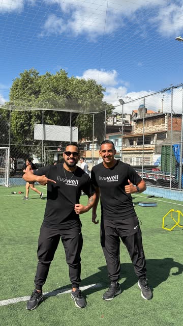 Dois profissionais de educação física em uma quadra esportiva