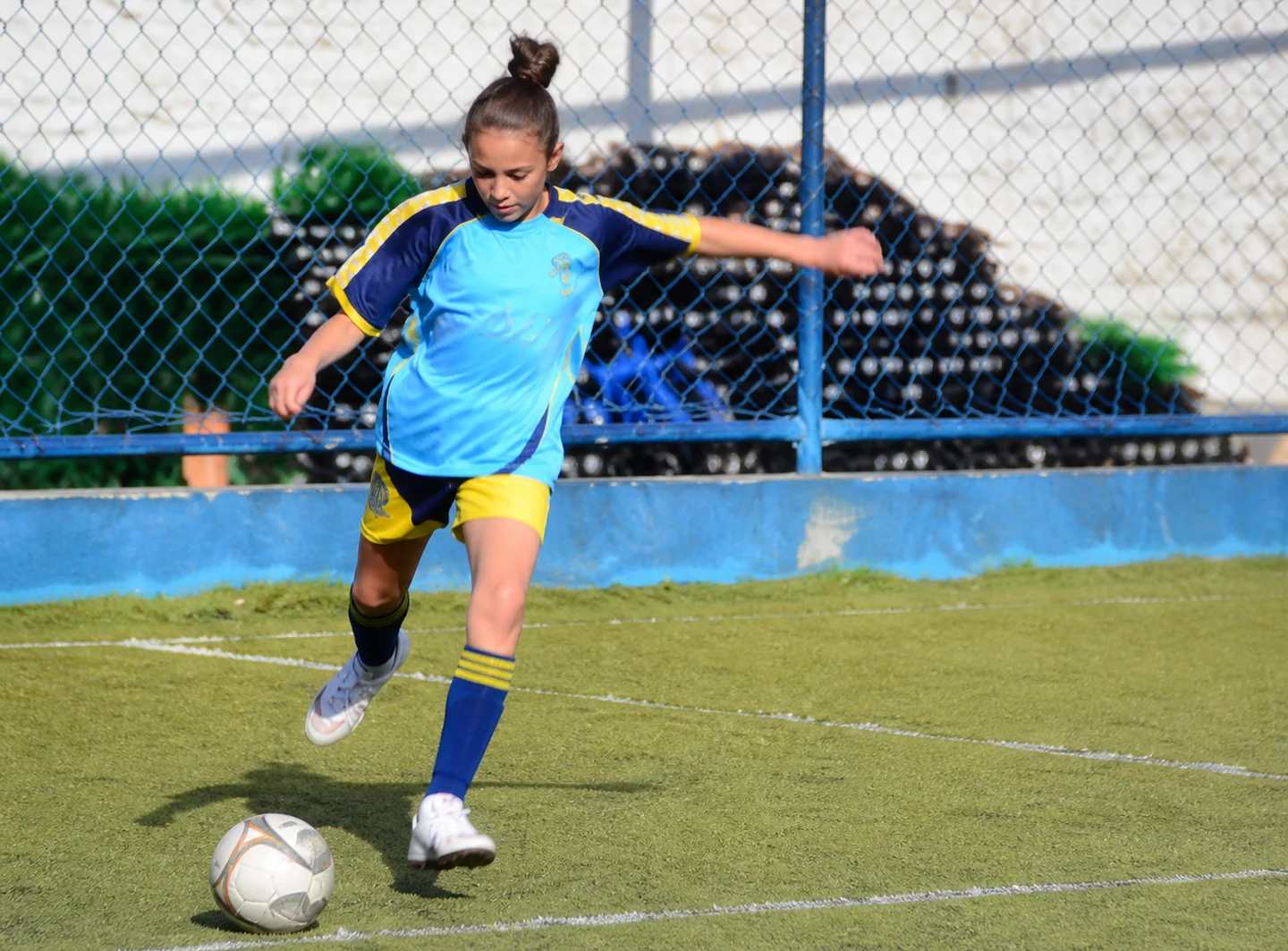 Duda conduzindo a bola em um campo de futebol