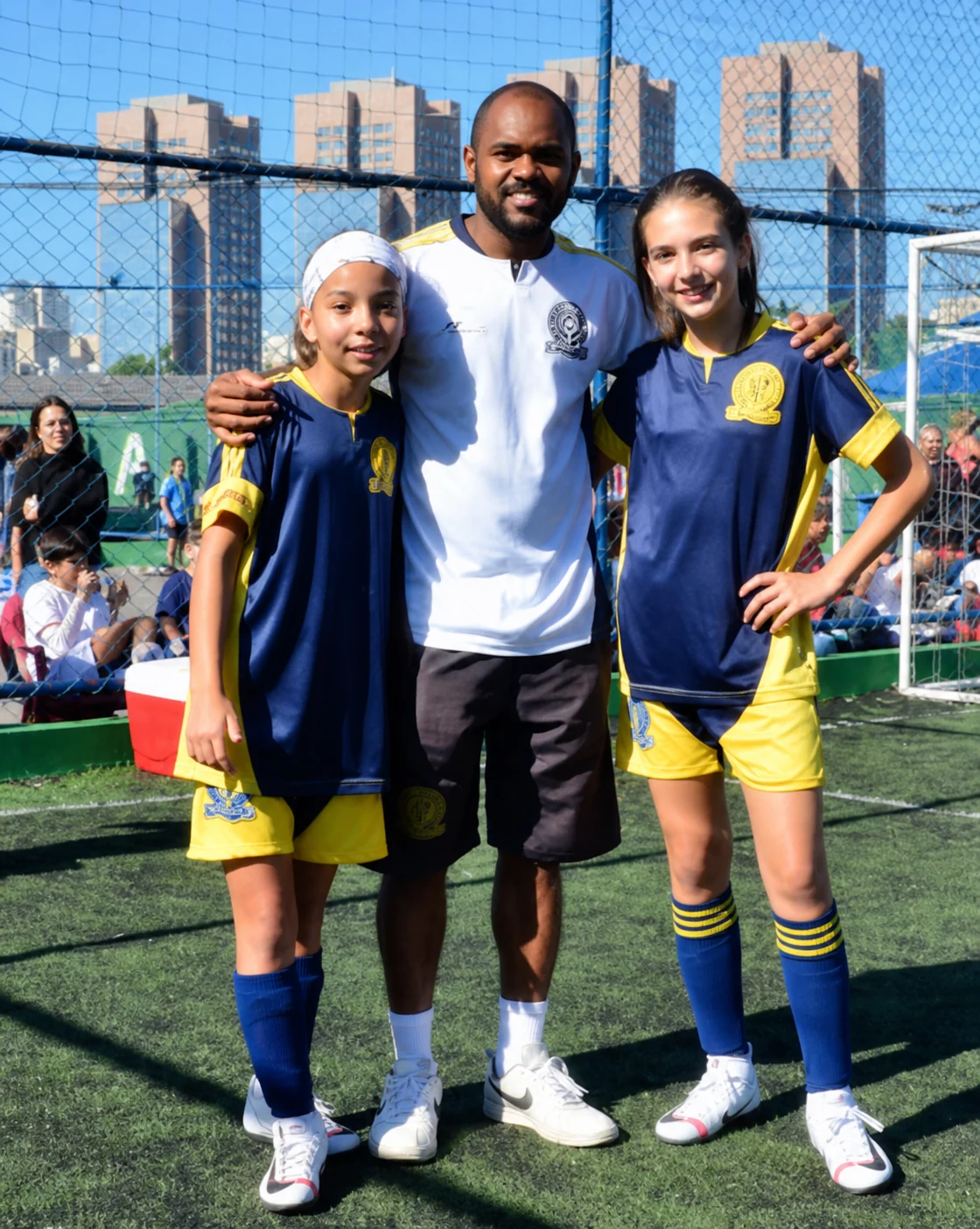 Lara e Duda em um campo de futebol