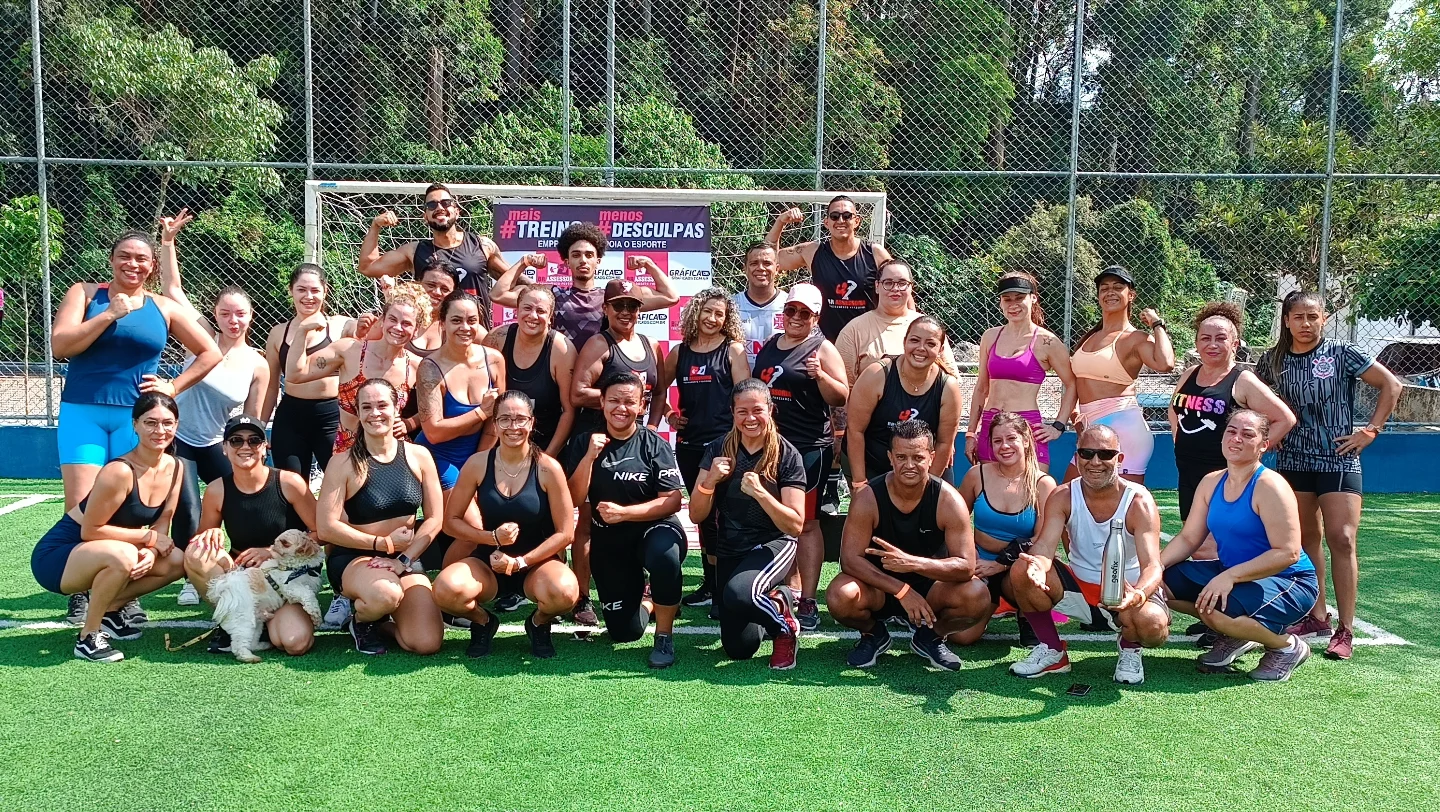 Grupo participante do treino funcional da BR Assessoria na quadra